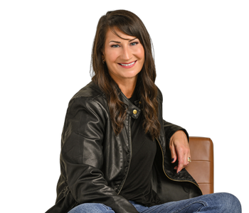 Portrait of Lisa MacDonald, Office Manager & Agent